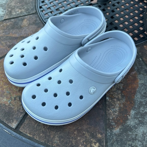 Gray Crocs Men’s 8 women’s size 10 grey with lavender stripe No signs of wear. - Picture 1 of 6